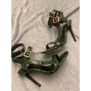 Gorgeous snake skin green / gold heels true eye catcher